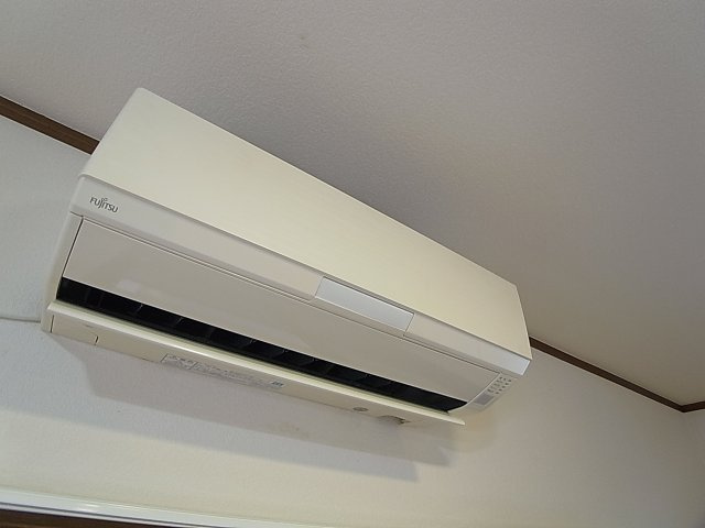片山町２丁目貸家の設備|リビングにエアコンを完備しています