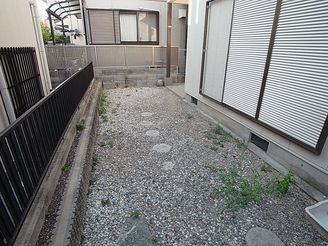 片山町２丁目貸家の庭|専用ポーチを庭のように使えます