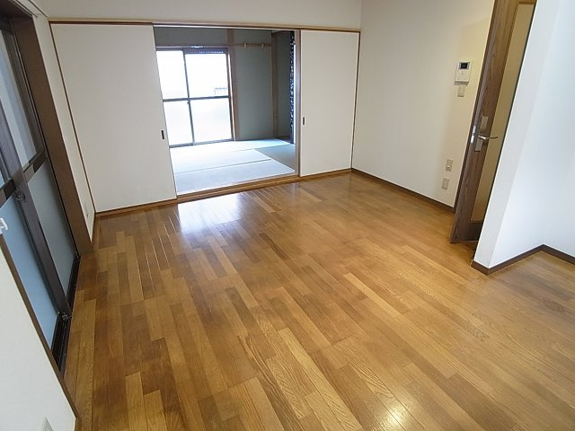片山町２丁目貸家の居間・リビング|リビングスペース、開放感有ります