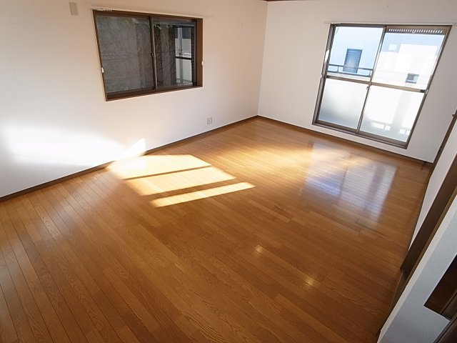 片山町２丁目貸家の内装|２F部分の大きな洋室10.5帖