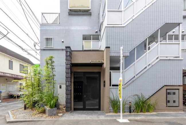 【外観】 | GRASTRA NAKANO | 鉄筋コンクリート造のがっちりとした建物。