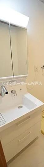 エクシード二ツ木Ａ棟の洗面所|忙しい朝には欠かせない洗面所です
