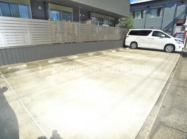 Pluslin Gardenの駐車場|車をお持ちの方に嬉しい駐車場付きの物件です