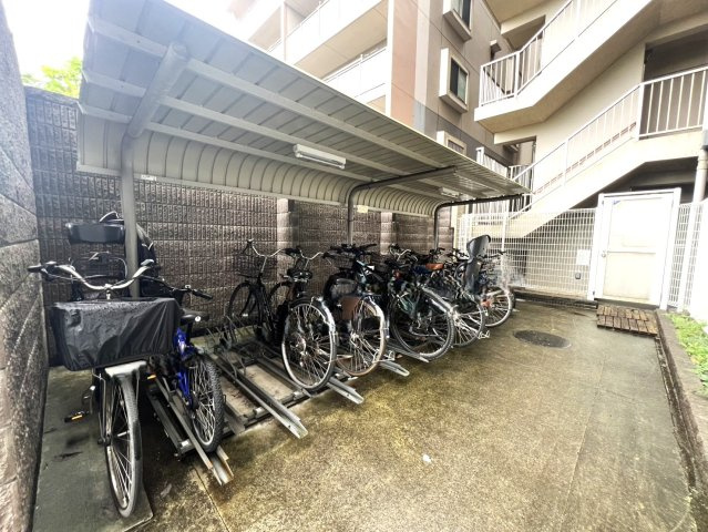 グーディッシュ村上の駐輪場