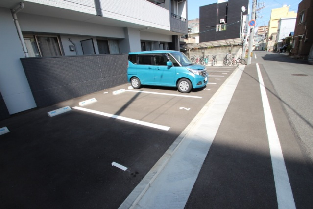 レジデンスカープ南中央町の駐車場