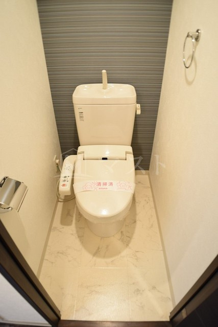 大阪市浪速区桜川４丁目の賃貸マンションのトイレ|おしゃれなポイントクロスのお手洗い