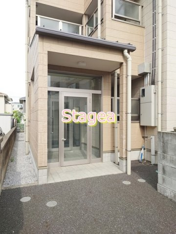 レヴェリー桜木のエントランス