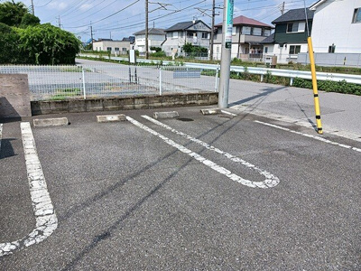 【駐車場】 | ファミリーヌⅠ | 車をお持ちの方に嬉しい駐車場付きの物件です