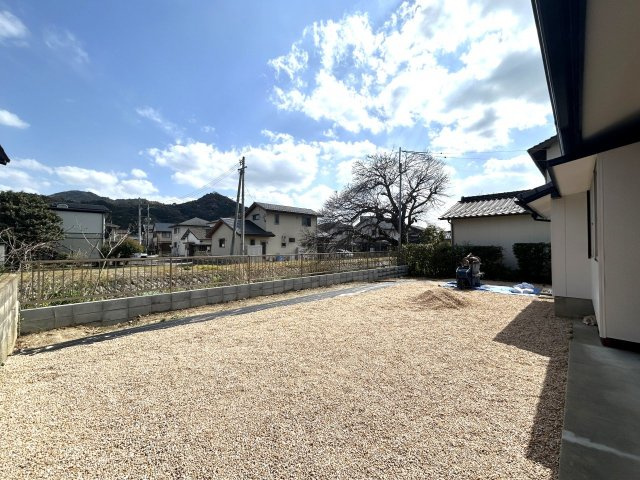 山口市金古曽町　戸建ての庭|除草シートが敷きこまれた庭です。