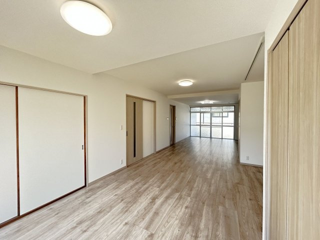 山口市金古曽町　戸建ての居間・リビング|南東側からの採光で、日当たり良好なLDKです。