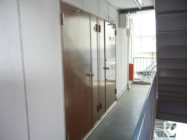 コンラッド宝山の玄関