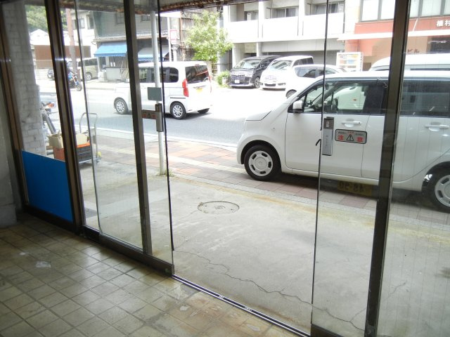 石原ビルの玄関
