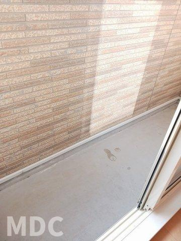 徳島市蔵本町３丁目のアパートのバルコニー