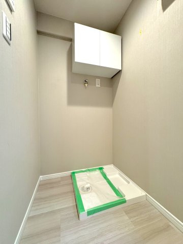 東立石ガーデンのランドリースペース|洗濯機置き場上部には便利な収納棚などを設置可能。毎日の洗濯動線がスムーズで、家事効率を高めてくれる使い勝手の良い空間です。