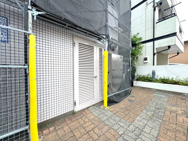 東立石ガーデンのその他共用部分|敷地内に設置された使い勝手の良いゴミ置き場。日々のゴミ出しがスムーズに行える、忙しい共働き世帯にも嬉しい共用設備です。
