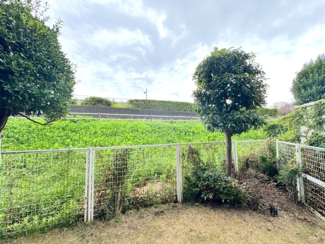 東立石ガーデンの展望|敷地内庭園や周辺の落ち着いた街並みを見渡す開放的な眺望。陽当りやプライバシーにも配慮された心地よい住環境です。