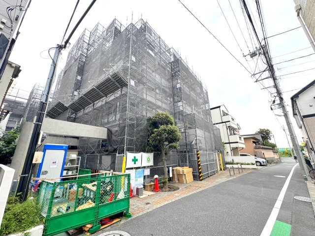 東立石ガーデンの外観|大規模修繕中！京成押上線「京成立石」駅徒歩12分。再開発による街の進化が期待されるエリアです。総戸数49戸の落ち着いた佇まいで、安心感のある鉄筋コンクリート造のマンションです。
