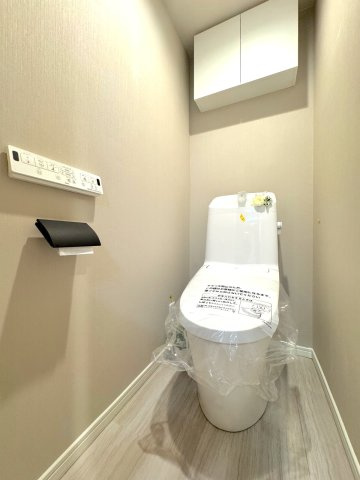 東立石ガーデンのトイレ|トイレも新規交換。毎日使う場所だからこそ、新品で清潔なのが嬉しいポイントですね。温水機能付きで、いつでも快適にお使いいただけます。お手入れがしやすいのも魅力です。