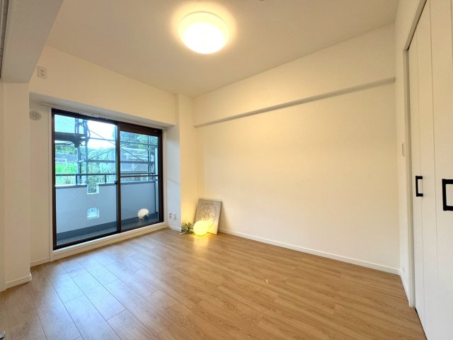 東立石ガーデンの寝室|主寝室にもぴったりな約6.0帖の洋室です。衣類をすっきり収納できるウォークインクローゼットを備えており、お部屋を広々と使えます。お気に入りのインテリアでくつろぎの空間に。