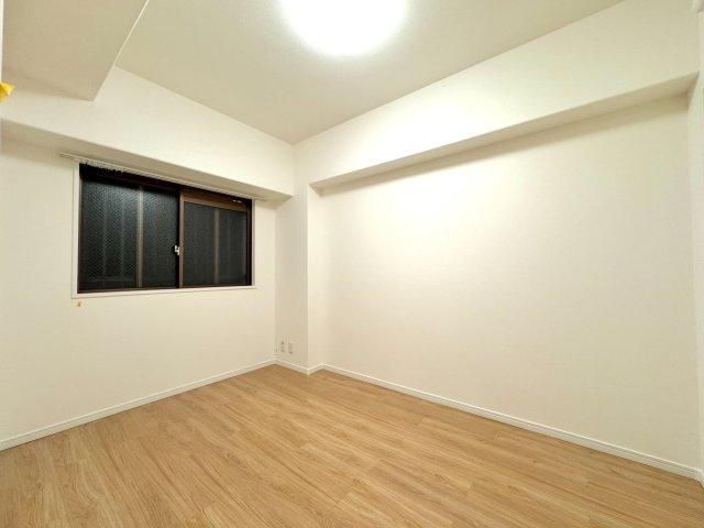 東立石ガーデンの子供部屋|約5.0帖の使いやすい洋室です。お子様のお部屋や書斎、テレワークスペースなど、ライフスタイルに合わせて多様にお使いいただけます。全室クロスや床を新調しており気持ちよく過ごせます。