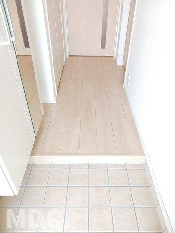 徳島市国府町中のアパートの玄関