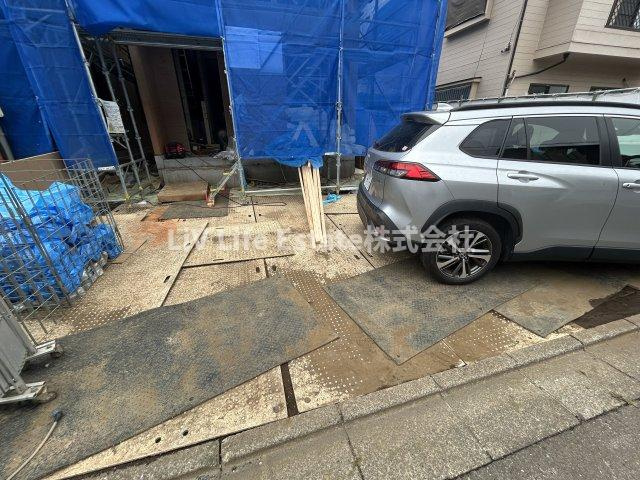 学園西町戸建の駐車場