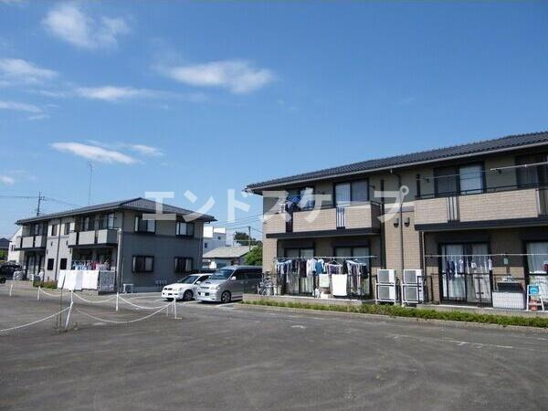 ファミーユBの駐車場|高崎、前橋のお部屋探しはエンドスケープまで！お客様の理想お聞かせ下さい♪