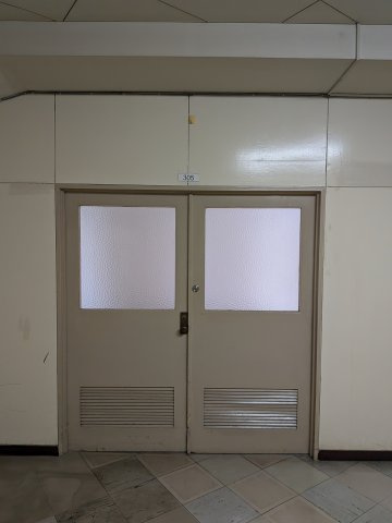 東海建物西本町ビルの玄関