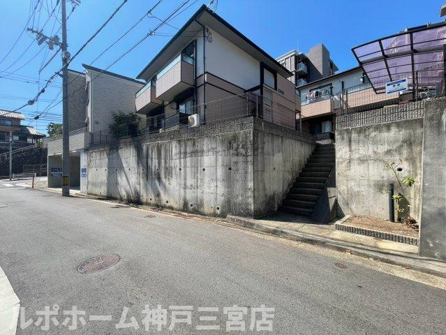 ウインデイア中山手A棟のエントランス