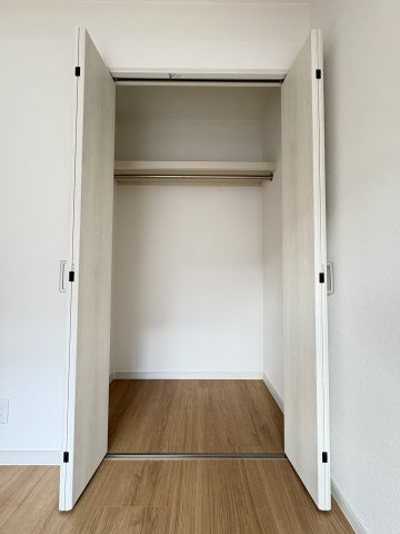 サングレイス高峰の収納|収納力のあるクローゼットを完備！衣類や荷物をすっきり整理でき、お部屋を広々使えます♪