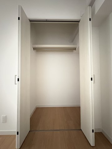 サングレイス高峰の収納|収納力のあるクローゼットを完備！衣類や荷物をすっきり整理でき、お部屋を広々使えます♪