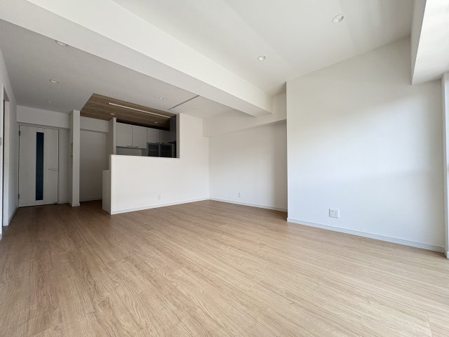 サングレイス高峰の居間・リビング|約16.9帖の広々LDK！家族が自然と集まりたくなる、ゆとりと開放感のある空間です♪