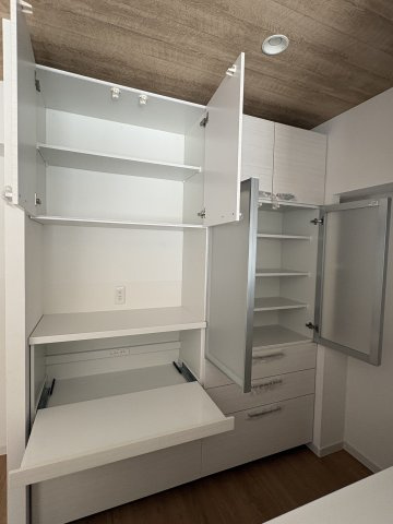 サングレイス高峰のキッチン|カップボード付きで食器やキッチン用品もすっきり収納♪使い勝手の良いキッチンスペースです！