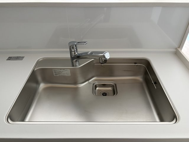 サングレイス高峰のキッチン|キッチンには便利なシャワー水栓を採用！シンクのお手入れや洗い物もラクラク♪