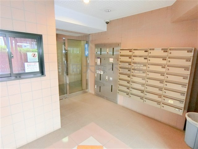 ロイヤルガーデン千鳥町のエントランス|防犯カメラオートロック宅配BOXメールBOX管理人室