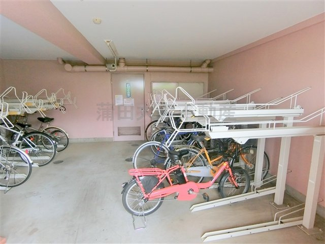 ロイヤルガーデン千鳥町のその他共用部分|屋根付きラック式の駐輪場