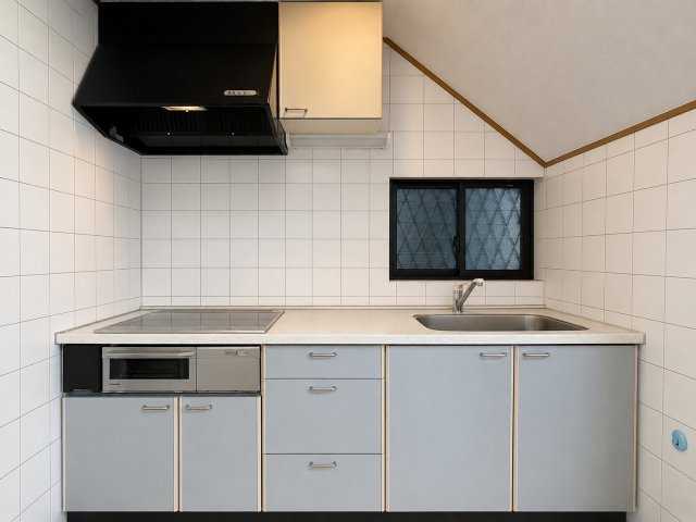 天城通2丁目中古戸建のキッチン|窓があることにより通風が良好になります。