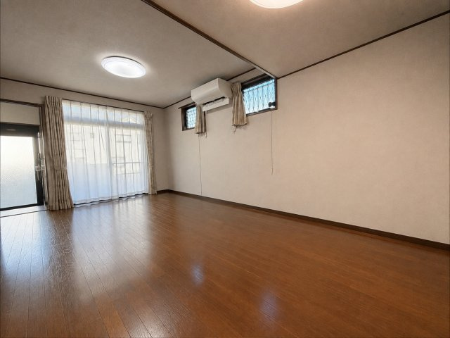 天城通2丁目中古戸建の居間・リビング|開放感あるリビングダイニングとなっております。大きい窓があることにより採光も良好です。