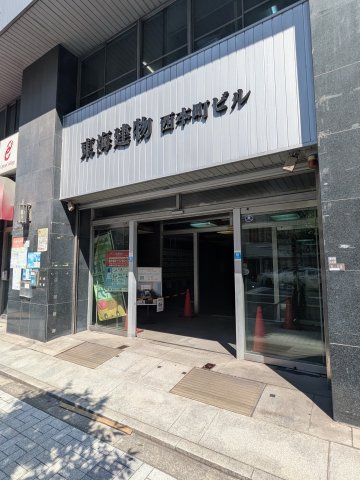 東海建物西本町ビルのエントランス