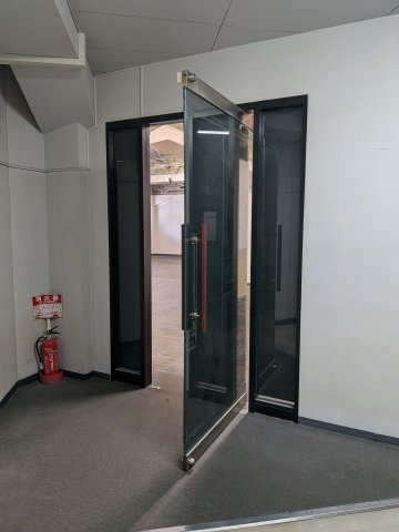 東海建物西本町ビルの玄関