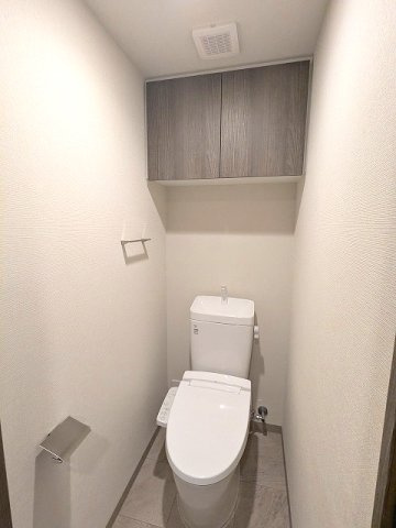 J.GRAN Court上野入谷のトイレ|洗面室と独立した温水洗浄便座です