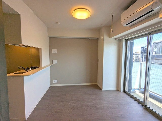 J.GRAN Court上野入谷の設備|インターネット無料、カウンターキッチン、南向き上層階は日当り眺望良好です、全室聡明付、リビングに取り外し可能な室内物干し設備付、ピクチャーレール付きです
