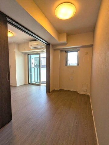 J.GRAN Court上野入谷の設備|リビング隣の3.9帖洋室、バルコニーに面した明るい室内です