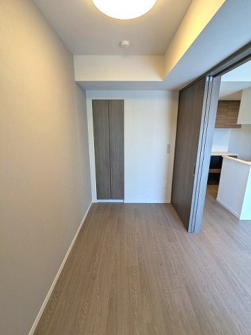J.GRAN Court上野入谷の設備|リビング隣の3.9帖洋室、バルコニーに面した明るい室内です