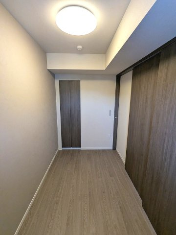 J.GRAN Court上野入谷の設備|リビング隣の3.9帖洋室、バルコニーに面した明るい室内です