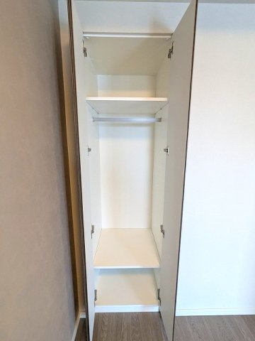 J.GRAN Court上野入谷の設備|リビング隣の3.9帖洋室のクローゼットです