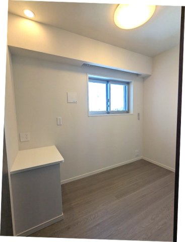 J.GRAN Court上野入谷の設備|3帖のサービスルーム、ダブルベッド設置可能：幅160×210、デスクワークや鏡台として利用可能なカウンター、上層階南向き角部屋はバルコニーとサービスルーム3帖の窓からからスカイツリー隅田川花火見えます