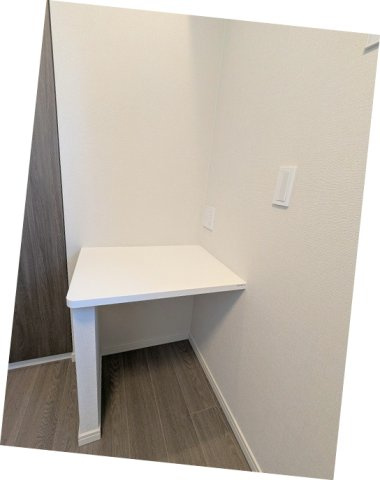J.GRAN Court上野入谷の設備|3帖のサービスルーム、デスクワークや鏡台として利用可能なカウンター付です
