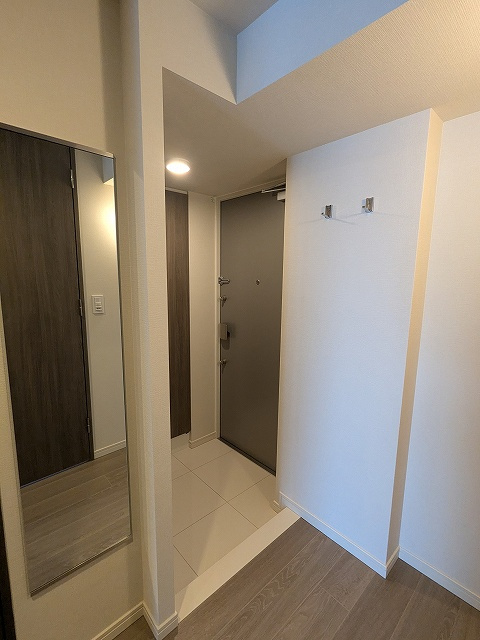 J.GRAN Court上野入谷の設備|ディンプルキーのダブルロックセキュリティ、姿見鏡付、直接室内が見えにくい玄関の導線設計です、人感センサー付玄関ライト、コートフック付き