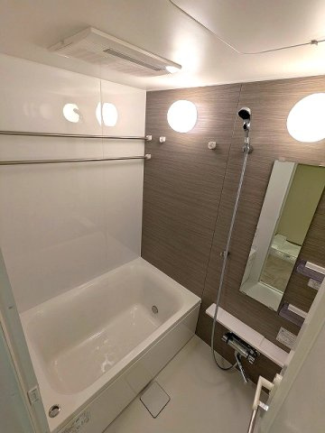 J.GRAN Court上野入谷の浴室|追焚オートバス、浴室換気乾燥機、ハンガーパイプが2本付で多く干せます、24時間換気システム